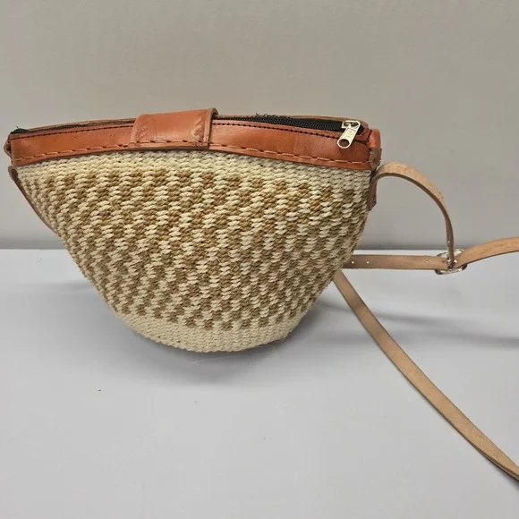 Handmade Woven Straw Raffia Crossbody Bag Tan Leather Trim Boho Summer Beach - Picture 3 of 6